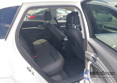 2019 Audi E-Tron Premium Plus z USA, uszkodzony, nr VIN WA1LAAGE4KB024966